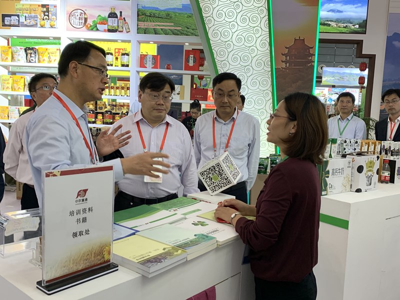 （從左至右）馬鞍山市分管農(nóng)業(yè)副市長楊市長，馬鞍市副秘書長劉秘書長，馬鞍山市農(nóng)業(yè)農(nóng)村局竇局長 (7)_副本.jpg