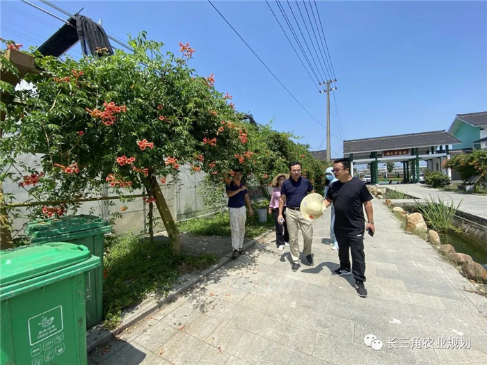 為了幫助園區(qū)的提檔升級，南京市農(nóng)業(yè)農(nóng)村局特委托中農(nóng)富通編制《南京市農(nóng)業(yè)園區(qū)發(fā)展研究報告》，以期從產(chǎn)業(yè)發(fā)展路徑、園區(qū)發(fā)展模式、保障措施等多維度為南京市農(nóng)業(yè)園區(qū)未來三年的發(fā)展做統(tǒng)籌謀劃。 8月19日，中農(nóng)(圖4)