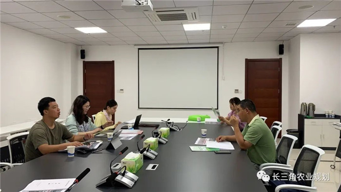 為了幫助園區(qū)的提檔升級，南京市農(nóng)業(yè)農(nóng)村局特委托中農(nóng)富通編制《南京市農(nóng)業(yè)園區(qū)發(fā)展研究報告》，以期從產(chǎn)業(yè)發(fā)展路徑、園區(qū)發(fā)展模式、保障措施等多維度為南京市農(nóng)業(yè)園區(qū)未來三年的發(fā)展做統(tǒng)籌謀劃。 8月19日，中農(nóng)(圖9)